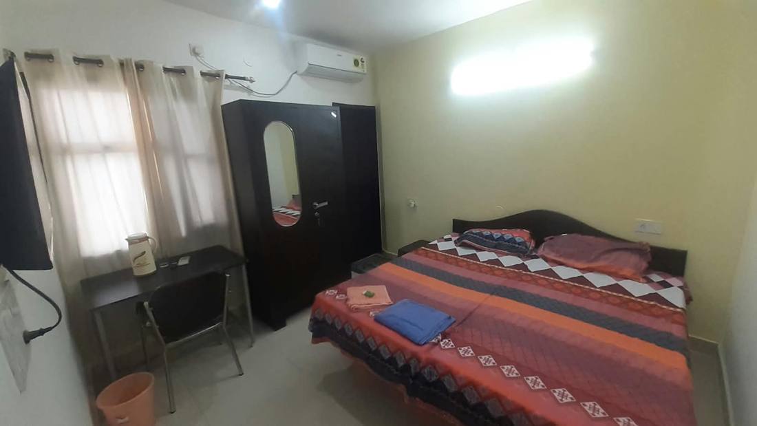 AC Room with Wardrobe at Thakur Guest House Hoshiarpur